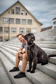Die Frisur und sein Lachen hat er beibehalten: Andreas Kundert mit Hund Henox. (Bild: Benjamin Manser)