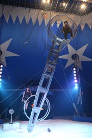 Artisten zeigen ihr Können im Circus Harlekin.