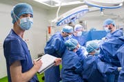 Manuel Ruoss im Operationssaal. (Bild: PD/ Priska Ketterer)