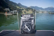 Aus Sicherheitsgründen ist im Seebad von Seewen der Kopfsprung in den See verboten, am Dienstag, 31. Juli 2018. (Bild: Keystone/Urs Flüeler (Seewen, 31. Juli 2018))