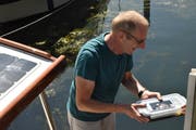 Die Plastikfische in der Tupperdose sollenl freigelassen werden. (Bild: Lara Jörgl)