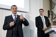 Valiant-Verwaltungsratspräsident Jürg Bucher (links) und CEO Markus Gygax während einer Bilanzmedienkonferenz in Bern. (Bild: Peter Klaunzer, 5. März 2014)
