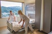 Bei einer angenehmen Raumtemperatur fällt die Arbeit der Pflege leichter: die Stv. Stationsleiterin Interdisziplinäre Station Stefanie Forrer (links) und Fachfrau Gesundheit Heidi Widmer. (Bild: PD)