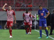 Die Griechen von Olympiakos Piräus konnten gleich viermal jubeln, rechts lässt Pascal Schürpf den Kopf hängen (Bild: KEYSTONE/AP/PETROS GIANNAKOURIS)