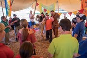 Der Besuch von Winnetou (Tom Volkers) und Old Shatterhand (Christoph Kottenkamp) im Tipi-Zelt der Stiftung Weidli war der Höhepunkt einer Woche, in der sich alles um Indianer drehte. (Bild: Urs Flüeler/Keystone (Stans, 9. August 2018))