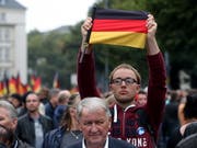 Teilnehmer an einer von rechten Gruppen organisierten Kundgebung in der deutschen Stadt Chemnitz. (Bild: KEYSTONE/EPA/MARTIN DIVISEK)