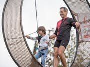 Vater und Sohn auf Rekordjagd: Der Schweizer Hochseilartist, Stuntman und Extremsportler Freddy Nock und Leo versuchen sich im Todesradlaufen. (Bild: KEYSTONE/URS FLUEELER)