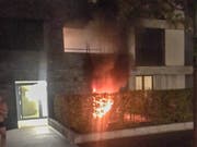 Warum das Feuer in der Parterrewohnung in Dietikon ausbrach, ist noch unklar. Ein Mann musste wegen Verdachts auf Rauchvergiftung ins Spital gebracht werden. (Bild: KAPO ZH)