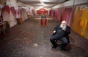 Vergangene Woche feierte er seinen 80. Geburtstag: Hermann Nitsch im Atelier auf seinem Schloss in Niederösterreich. (Bild: Roland Schlager/APA (Prinzendorf, 15. Mai 2018)