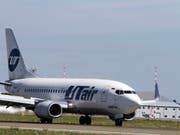 Eine Boeing 737 der russischen Fluggesellschaft Utair, wie sie am Flughafen von Sotschi verunglückt ist. Bei der Bruchlandung sind 18 Menschen verletzt worden. (Bild: KEYSTONE/EPA/VALDA KALNINA)