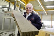 Fredy Iseli mit einer Betonwabe in der Hand. (Bild: Donato Caspari)