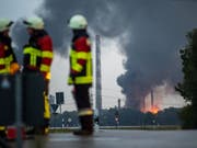 Ein Brand ist auf einem Raffineriegelände in der Nähe von Ingolstadt hat acht Verletzte gefordert. Rund 1800 Menschen mussten vorübergehend evakuiert werden. (KEYSTONE/Lino Mirgeler) (Bild: KEYSTONE/dpa/LINO MIRGELER)