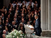 Die früheren US-Präsidenten Obama und Bush waren auf persönlichen Wunsch McCains als Trauerredner zu der Zeremonie geladen worden. Nicht eingeladen war dagegen US-Präsident Trump. (Bild: KEYSTONE/EPA/SHAWN THEW)