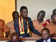 Der ugandische Oppositionspolitiker und Ex-Sänger Bobi Wine war Mitte August festgenommen worden. Am 23. August (Bild) wurde er vor Gericht gestellt. Er wurde wegen Hochverrats angeklagt. (Bild: KEYSTONE/AP)