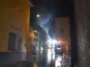 Ein Dachstockbrand in Thusis GR konnte von der Feuerwehr rasch gelöscht werden. Zwei angrenzende Häuser sind bis auf weiteres unbewohnbar. (Bild: Kantonspolizei Graubünden)