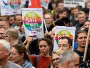 In Chemnitz sind am Samstag erneut mehrere tausend Demonstranten verschiedener Lager auf die Strasse gegangen. (Bild: KEYSTONE/EPA/FRANZ FISCHER)