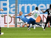 Renato Steffen auf dem Weg zum 3:1 für Wolfsburg beim Sieg in Leverkusen (Bild: KEYSTONE/EPA/SASCHA STEINBACH)