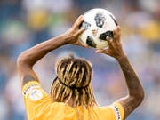 Ab heute wirft Kevin Mbabu den Ball wieder in der Schweiz ein (Bild: KEYSTONE/URS FLUEELER)