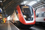Der neue SBB-Doppelstockzug "St. Gallen" an der offiziellen Einweihung des neu gestalteten Bahnhofs. (Bild: KEYSTONE/Gian Ehrenzeller)