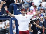 Roger Federer ist nach der ersten Woche am US Open in New York auf Kurs (Bild: KEYSTONE/EPA/JUSTIN LANE)
