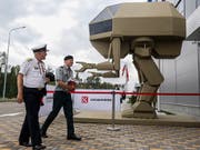 Modell eines von Menschen gelenkten, roboterähnlichen Militärgeräts an einer Ausstellung in der russischen Hauptstadt Moskau. (Bild: KEYSTONE/EPA/SERGEI ILNITSKY)
