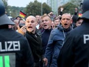 Die Polizei hielt die Demonstranten in Chemnitz mit einem Grossaufgebot im Zaum. (Bild: KEYSTONE/EPA/MARTIN DIVISEK)