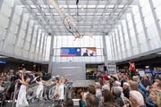 Eigens für das Einweihungsfest des neuen St.Galler Bahnhofs hat der Swiss Nouveau Cirque den Glaskubus inklusive Rolltreppe zu seiner Bühne gemacht. (Bild: Ralph Ribi)