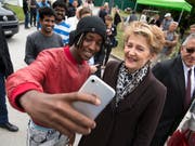 Selfies mit Asylbewerbenden: Justizministerin Simonetta Sommaruga besuchte am Samstag das Bundeszentrum in Boudry NE. (Bild: KEYSTONE/LAURENT GILLIERON)