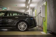 Wer mit einem E-Auto im Toggenburg unterwegs ist, kann ab November in Wattwil den Akku an der neuen Ökotankstelle der Säntis Energie aufladen. Gemäss Marc Zysset würden jedoch viele E-Auto-Besitzer ihre Lademöglichkeit zu Hause noch bevorzugen. (Bild: Urs Bucher)