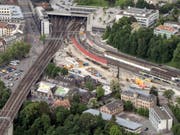 Auf der Schützenmatte links von den Bahngeleisen fanden die Zusammenstösse statt. (Bild: KEYSTONE/PETER SCHNEIDER)
