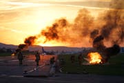 Die Feuerwehr Thal bekämpft einen Brandherd auf dem Flugplatz Altenrhein. (Bild: Sandro Büchler)