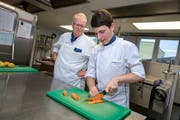 Ivan Acquisto mit seinem Ausbildner Hugo Horat (stv. Küchenchef) in der Küche der Klinik St. Anna. (Bild: Pius Amrein, 31. August 2018)