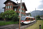 Ein Zug fährt bei der Haltestelle Matt in Hergiswil vorbei. (Archivbild: Corinne Glanzmann)