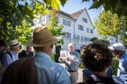 Urs Fankhauser erzählt die Geschichte des Hauses zum englischen Gruss. (Bild: Reto Martin)