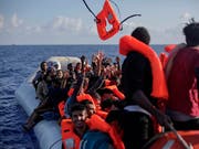 Unglück mit zwei Schlauchbooten voller Flüchtlinge Anfang September auf dem Mittelmeer: Eines hatte einen Motorschaden, das andere verlor Luft. (Bild: KEYSTONE/AP/BRAM JANSSEN)