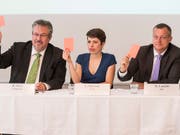 Die Nationalräte Beat Flach, GLP-AG, Lisa Mazzone, GP-GE, und Martin Landolt, BDP-GL, von links, zeigen symbolisch die Rote Karte gegen die Lockerung der Kriegsmaterialverordnung, welche der Bundesrat vorgesehen hat. (KEYSTONE/Alessandro della Valle) (Bild: KEYSTONE/ALESSANDRO DELLA VALLE)