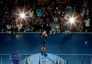 Novak Djokovic küsst den Siegerpokal der US Open, nunmehr hat er 14 Grand-Slam-Titel auf seinem Konto. (Bild: Jason DeCrow/AP (New York, 9. September 2018))