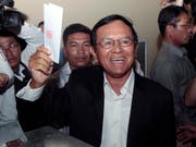 Der Führer der Opposition in Kambodscha, Kem Sokha, ist am Montag überraschend aus einer umstrittenen Haft entlassen worden. (Bild: KEYSTONE/AP/HENG SINITH)