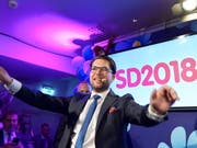 Der Spitzenkandidat der Schwedendemokraten, Jimmie Åkesson, betonte am Sonntagabend, seine Partei sei bereit, mit allen zu verhandeln. (Bild: KEYSTONE/EPA TT NEWS AGENCY/ANDERS WIKLUND)