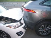 Das weisse Auto wurde vom nachfolgenden Reisecar in den grauen PW geschoben. (Bild: Kantonspolizei Uri, Altdorf, 9. September 2018)