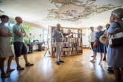 Im Rahmen des Tages des offenen Denkmals in Kreuzlingen zeigt der ehemalige Denkmalpfleger Urs Fankhauser das Haus zum englischen Gruss. (Bild: Reto Martin)