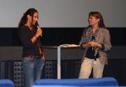 Regisseurin Annina Furrer (links) im Gespräch mit Barbara Stehle, Leiterin der Fachstelle für Trauer nach Suizid Ostschweiz. (Bild: PD)