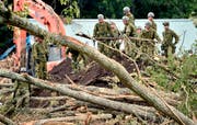 Japan's Armee räumt nach einem Erdbeben in Atsuma, Hokkaido in Japan auf. (Bild: Yu Nakajima/Kyodo News via AP)