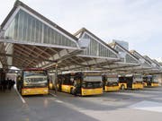 Als Folge einer Neuausrichtung könnten bei PostAuto 40 bis 60 Mitarbeitende ihre Stelle verlieren. (Bild: KEYSTONE/LUKAS LEHMANN)