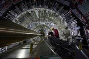 Wissenschaftler arbeiten im Cern. (Bild: KEYSTONE/AP/CERN)