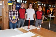 Sie sicherten sich die Podestplätze am Lehrlingswettbewerb des Urner Schreinermeisterverbandes. Von link: Alexandra Imhof (2.), Marco Riedi (Sieger 4. Lehrjahr), Manuel Arnold (3.) und Matteo Gasser (Sieger 3. Lehrjahr). (Bild: Georg Epp (Altdorf, 9. September 2018))