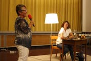 Roxy-Präsidentin Vreni Schwawalder im Gespräch mit der Schriftstellerin Milena Moser. (Bild: Markus Bösch)