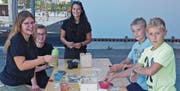 Das Basteln mit den Leiterinnen vom Blauring machte den Kids sichtlich Spass. (Bild: Ulrike Huber)
