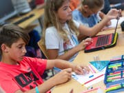 Die gestiegene Geburtenrate der vergangenen Jahre sorgt in den kommenden Jahren für einen Schülerboom in der Schweiz. (Bild: Keystone/MELANIE DUCHENE)