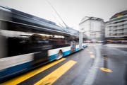 Im Symbolbild: Ein Bus beim Schwanenplatz. (Bild: Roger Grütter)